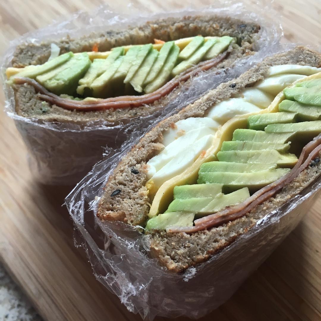 如何做超厚的沼三明治~详细tip！牛油果鸡蛋午餐肉三明治~