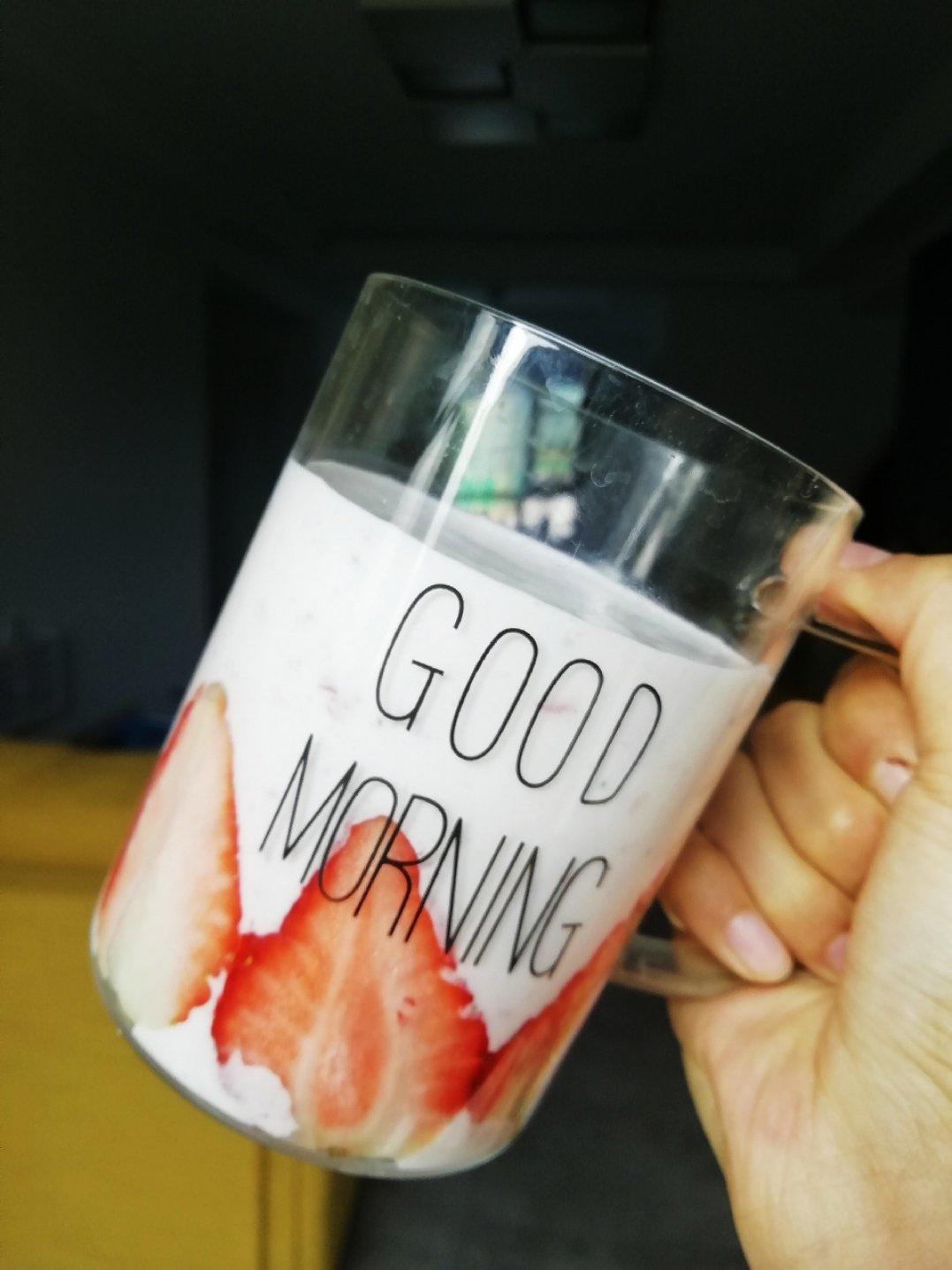 初夏的草莓慕斯杯