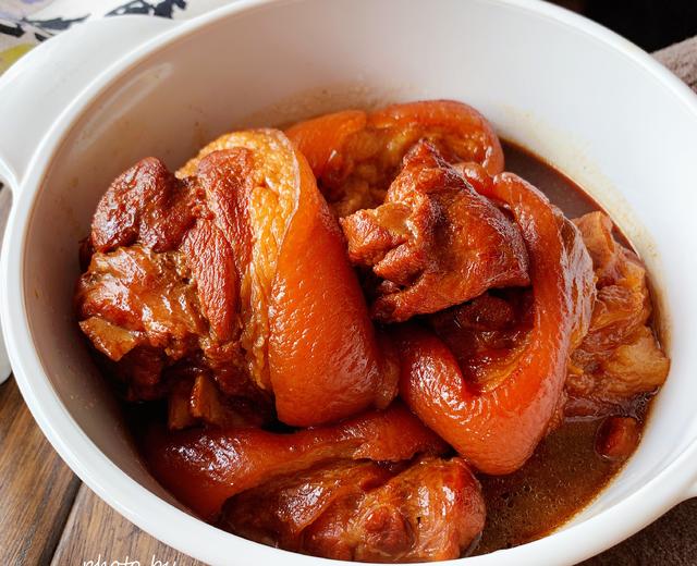 红烧黑猪肘的做法