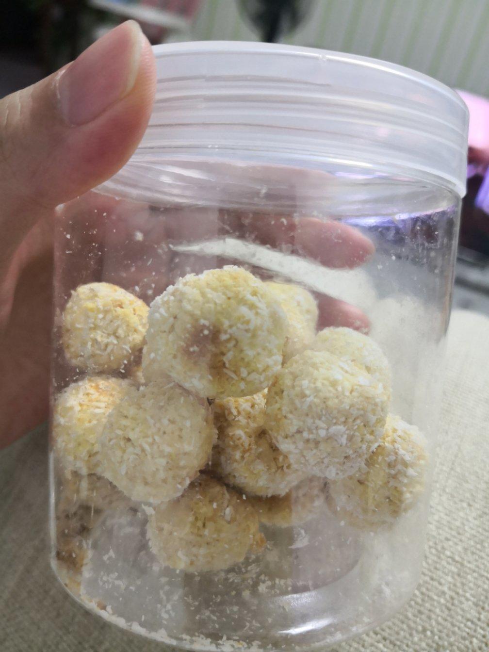 全蛋黄金椰蓉球