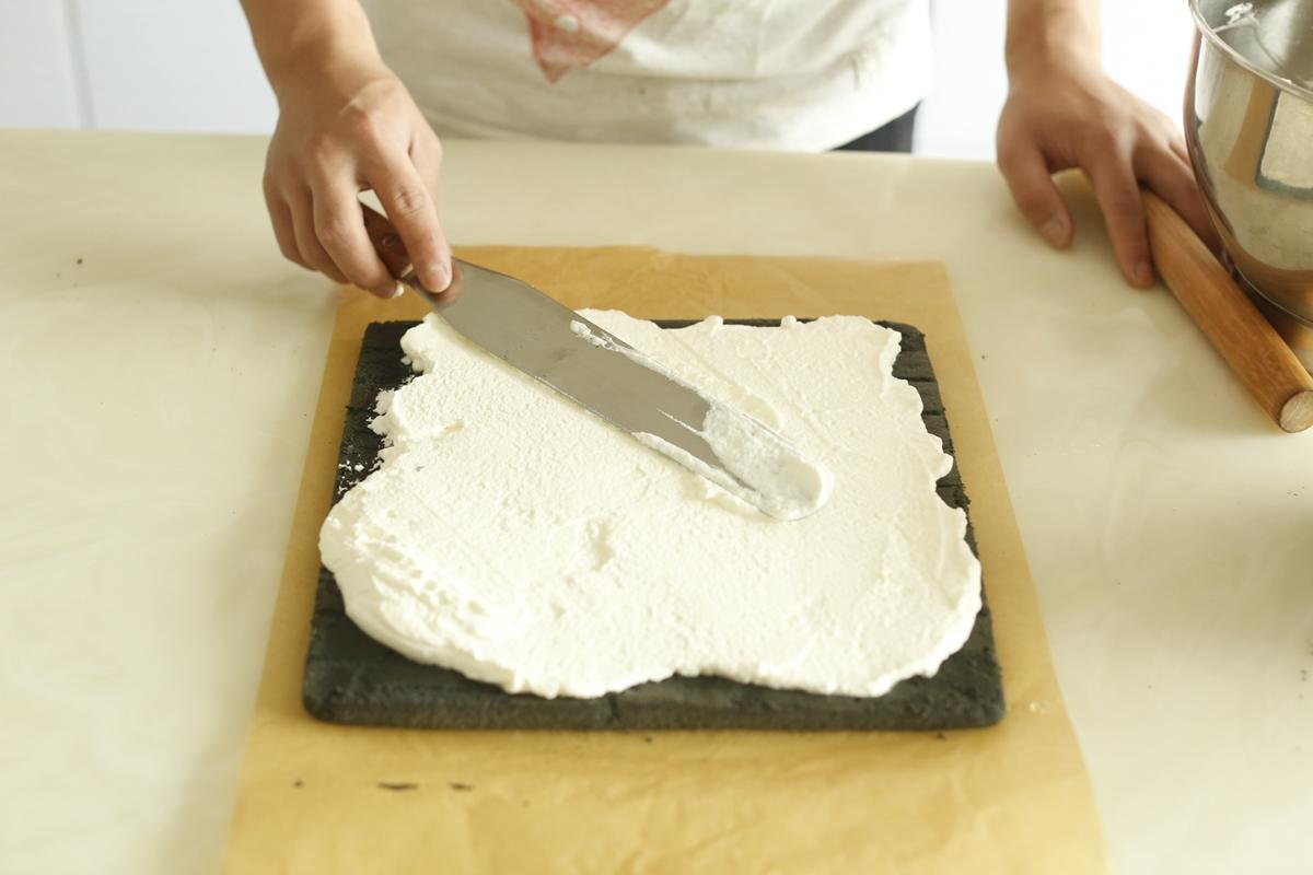 竹炭蛋糕卷的做法 步骤9