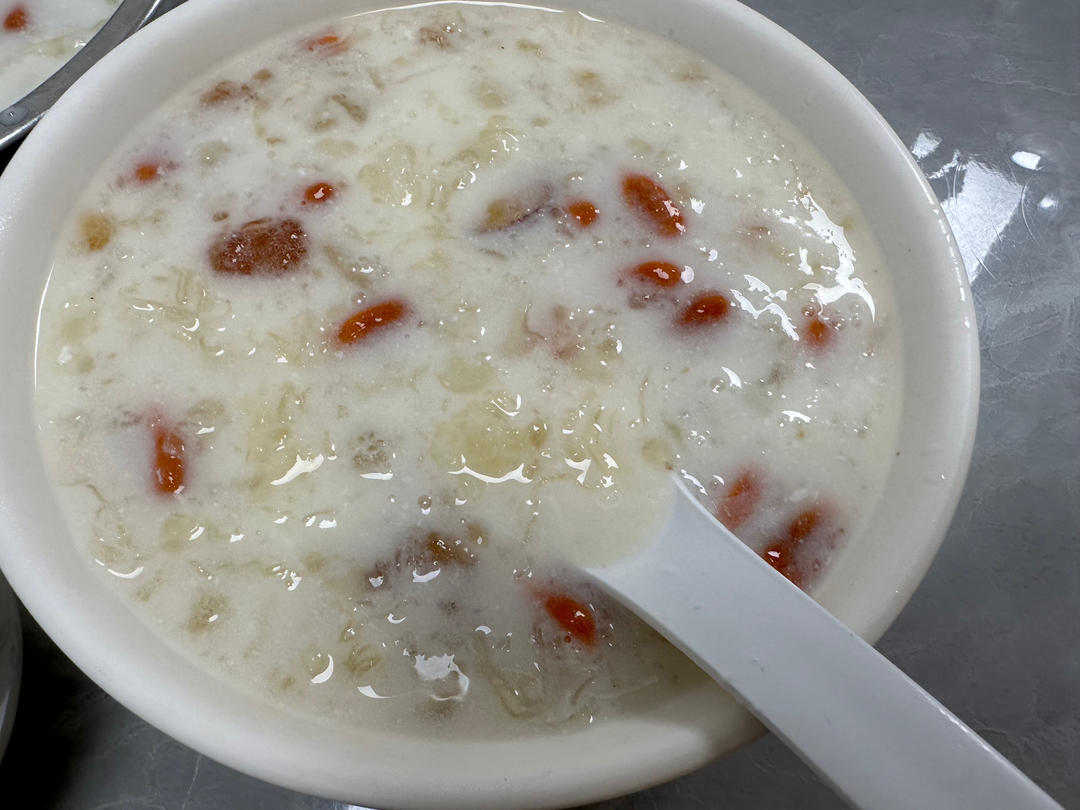 《桃胶皂角米雪燕银耳牛奶羹》据说一碗等于敷30片面膜的功效