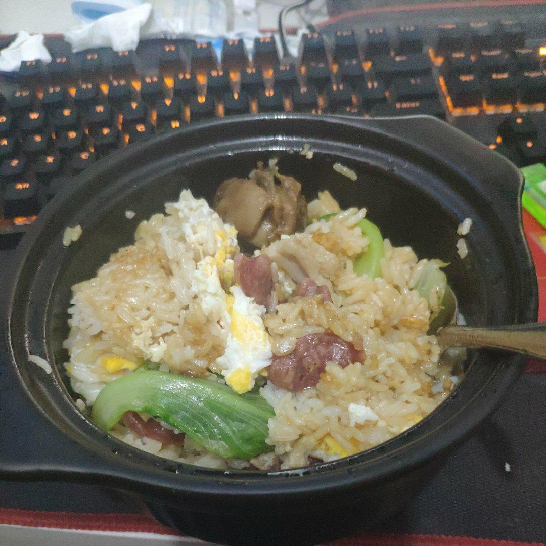 广式腊味煲仔饭