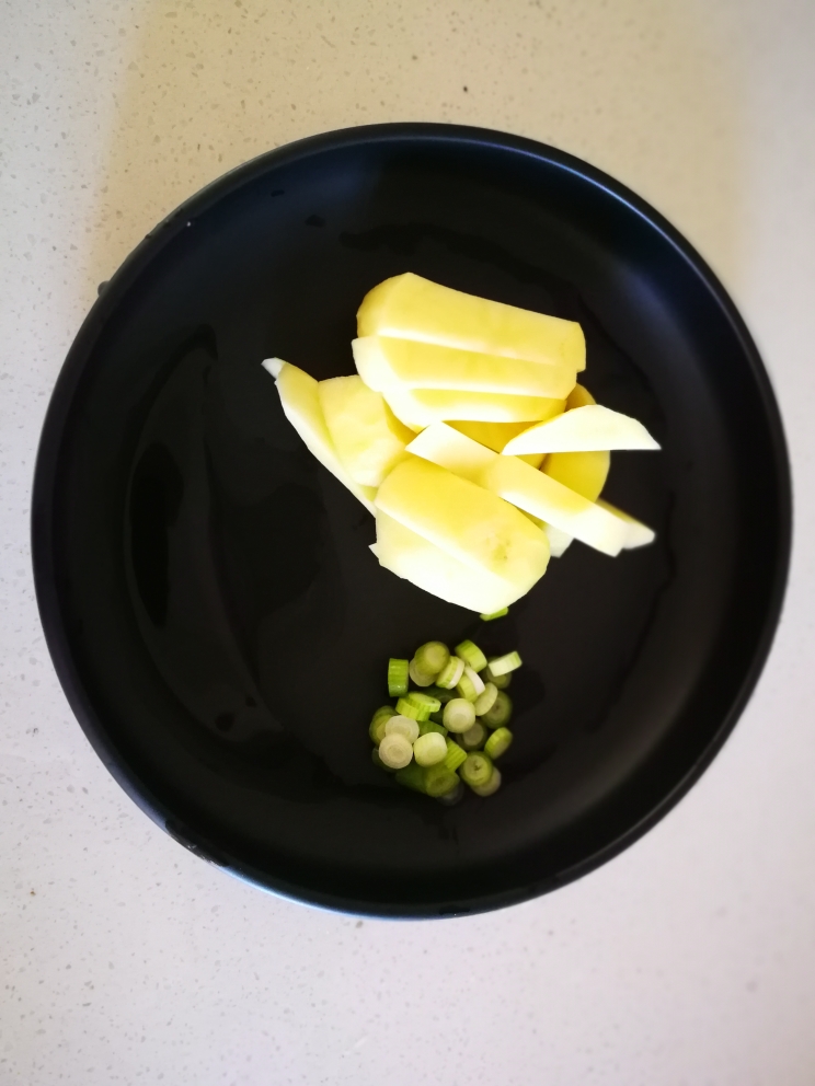 回家就吃饭系列-快手小白菜土豆汤的做法 步骤1