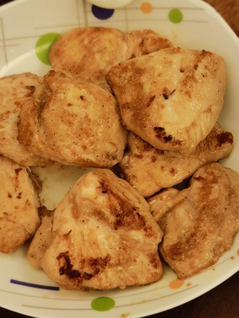 香煎鲜嫩多汁的黑椒鸡胸肉