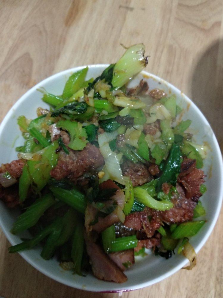 西芹炒腊肠（热菜）