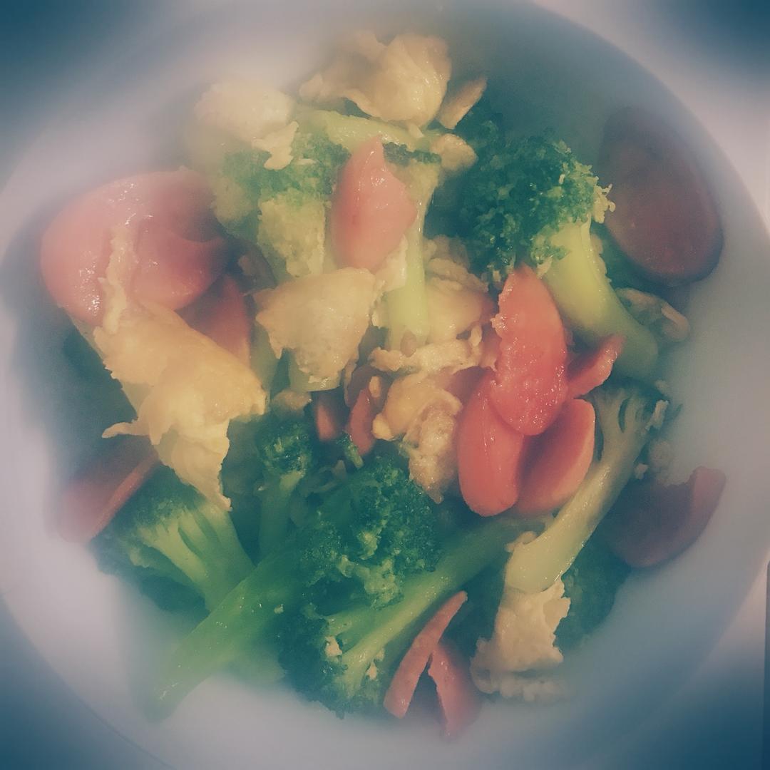 {☀快手晚餐☀}火腿肠滑蛋西兰花