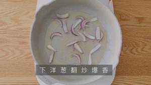 韩剧里的灵魂美食，辣白菜炒五花肉真香～的做法 步骤4