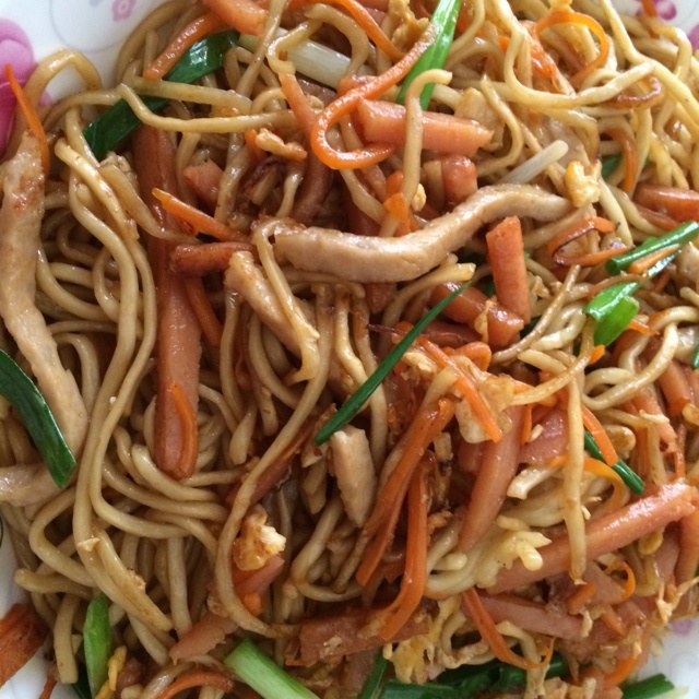 胡萝卜芹菜肉丝炒面