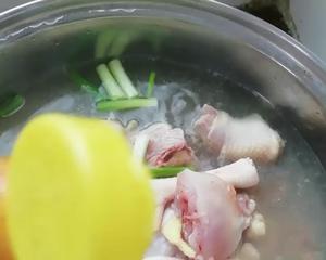 鲜百合炖鸡汤的做法 步骤1