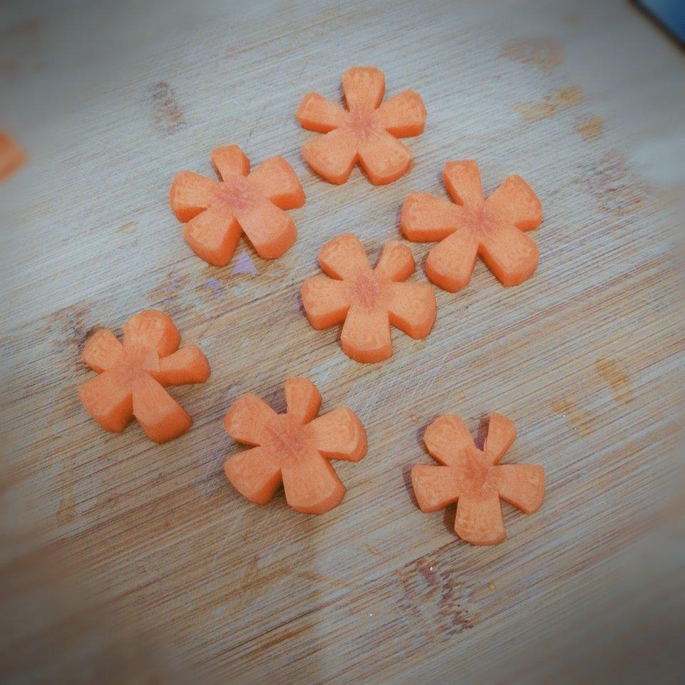 小芊芊要做自己的太阳做的胡萝卜花