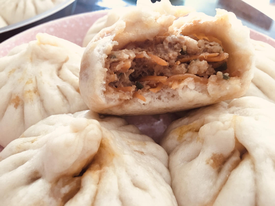 松软多汁的肉包子