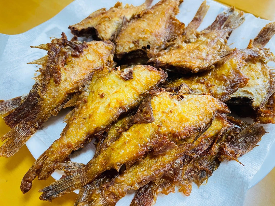 比花儿美妙做的〈炸偏口鱼〉,我就喜欢小偏口用来炸.欣小厨