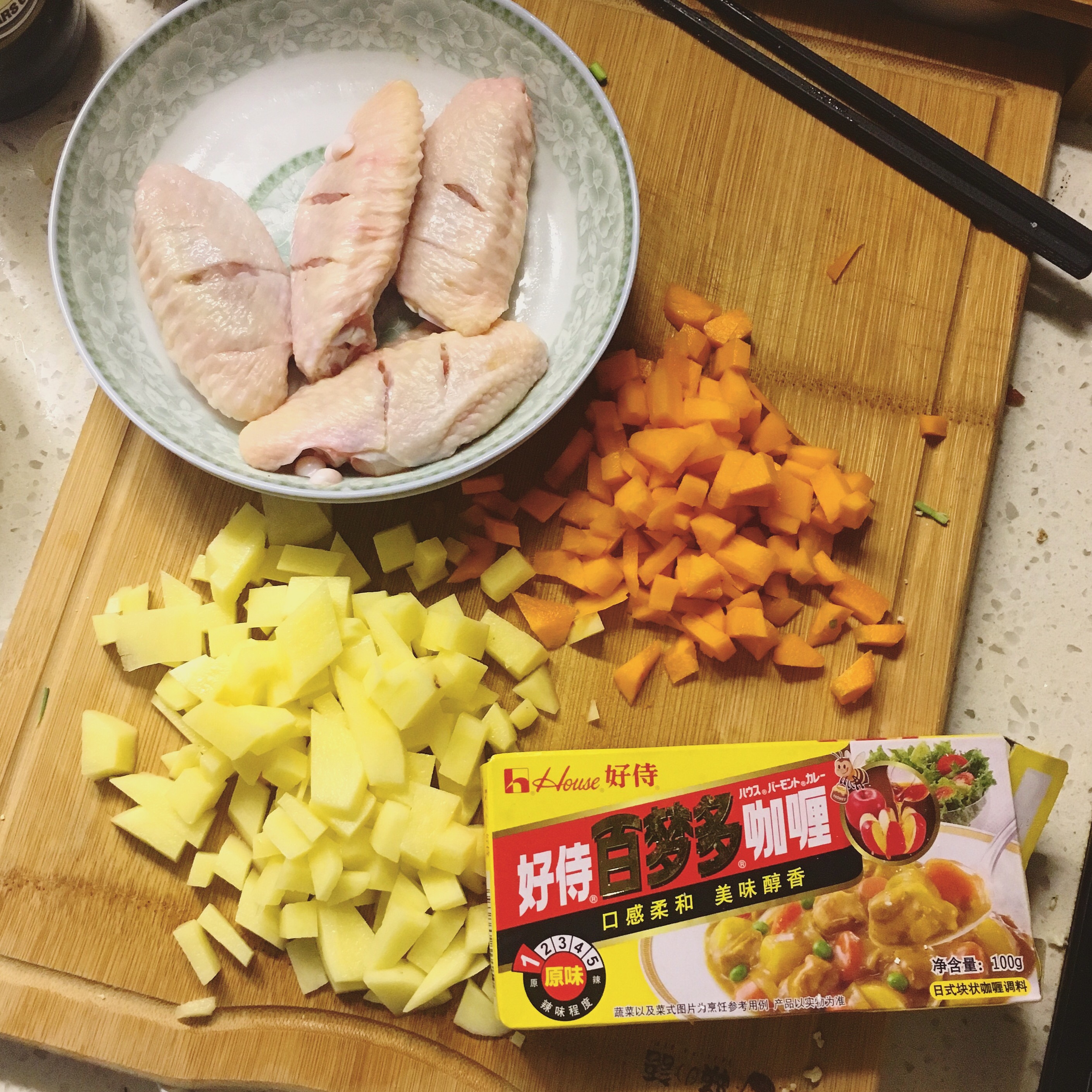 简单美味的土豆咖喱鸡翅的做法 步骤3