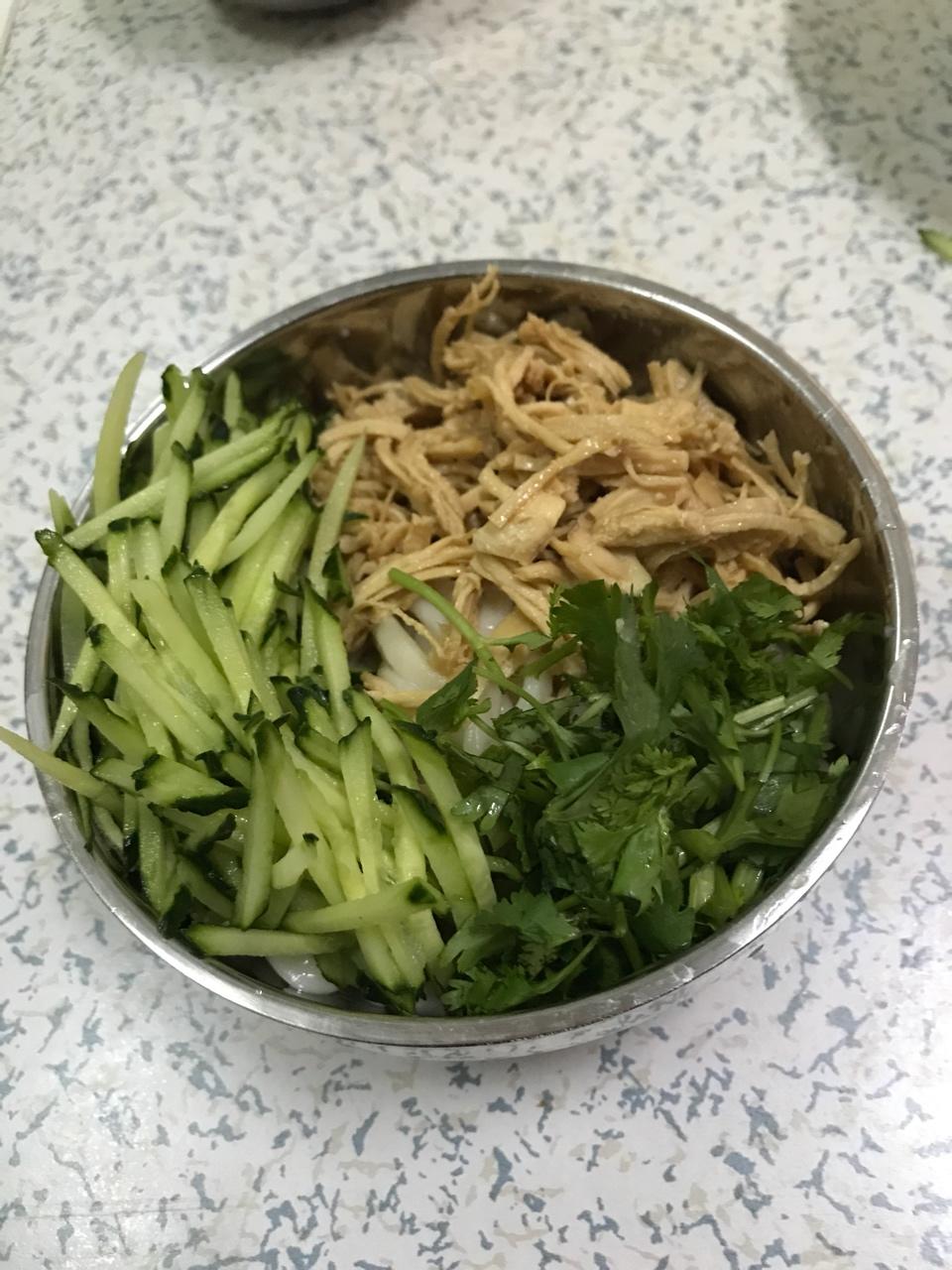 葱油鸡丝拌面