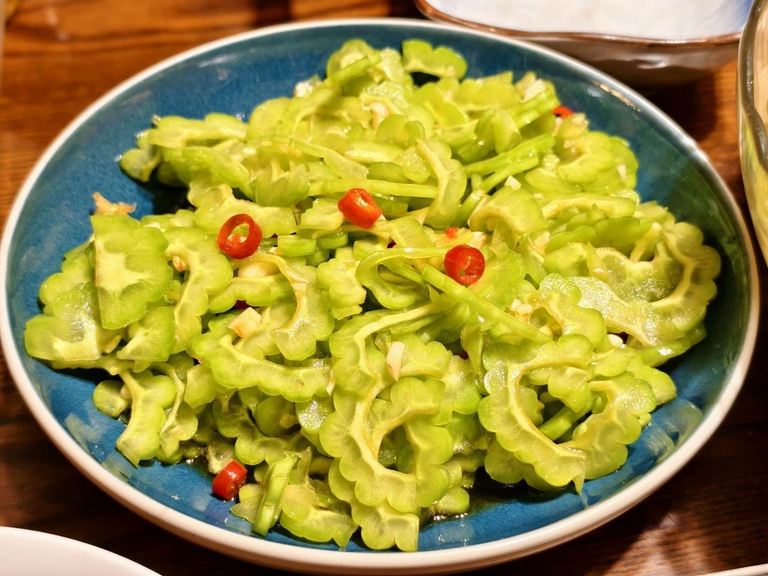 凉拌苦瓜(色碧、味脆)