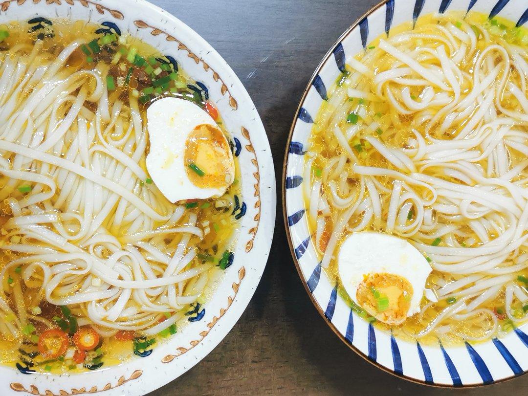 一碗清汤面 🍜 —— 秋日里的治愈系