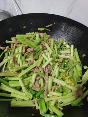 闲妹纸☞家常版芹菜炒牛肉的做法 步骤5