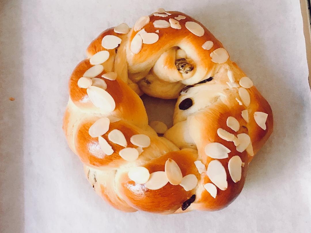 葡萄干花环面包