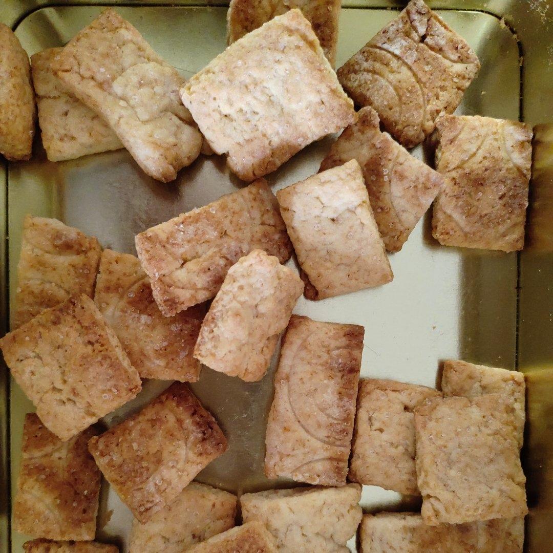牛乳味大饼干（普通韧性饼干，超市卖的那种！非曲奇饼干）