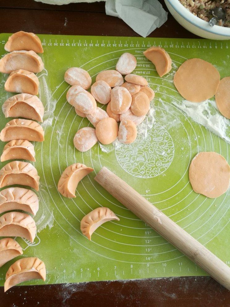 a小小小超人 做的胡萝卜饺子皮饺子