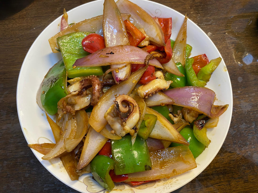 爆炒鱿鱼须，加上这一步，可以与铁板鱿鱼媲美