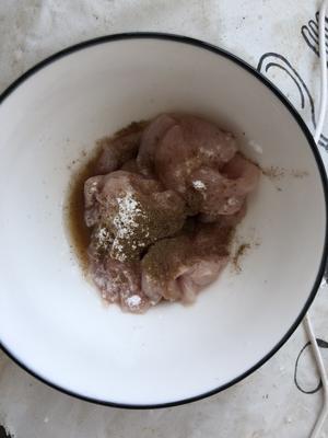 芹菜木耳炒肉的做法 步骤1