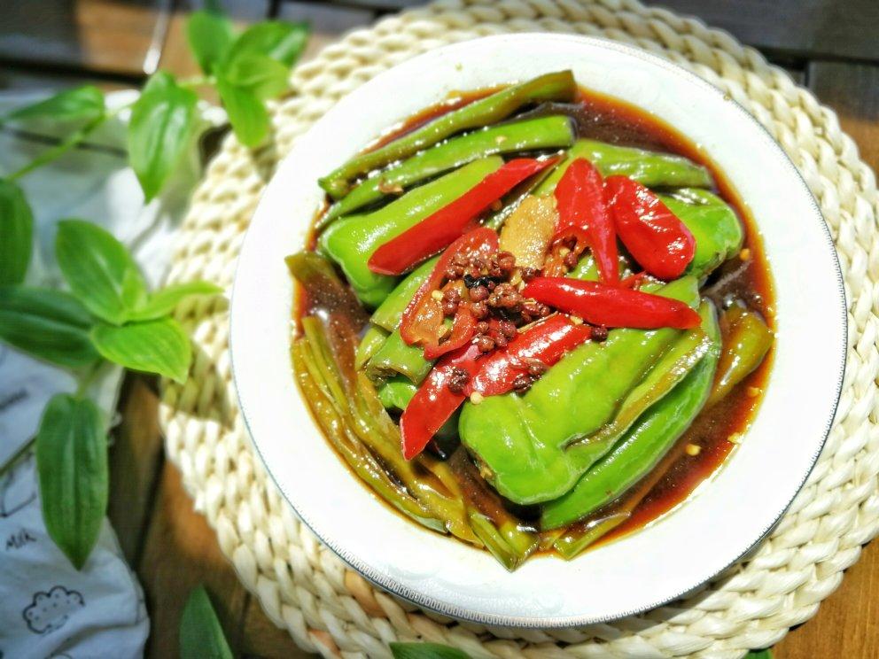 一只呆叶子做的清脆爽口腌青椒