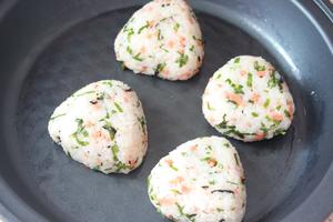 剩米饭这样做好吃好吃到转圈圈，自制日式海苔饭团的做法 步骤6