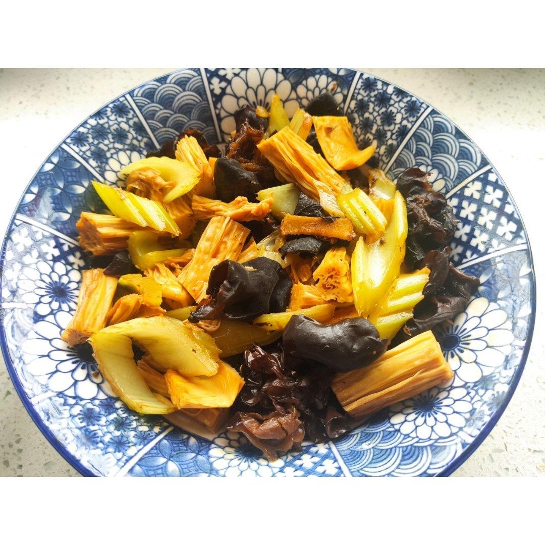 家常快手凉拌菜-西芹腐竹木耳-清爽开胃