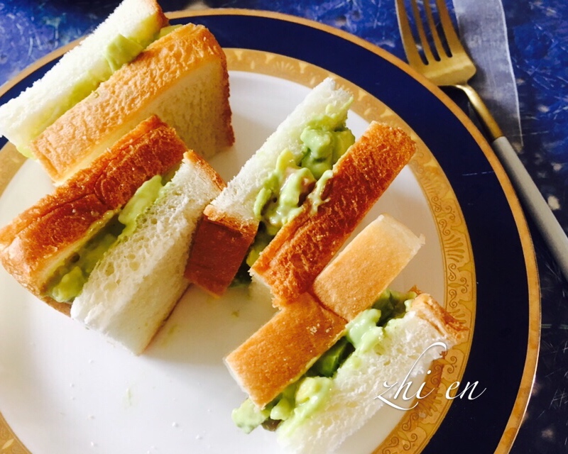 智恩-牛油果三明治的做法