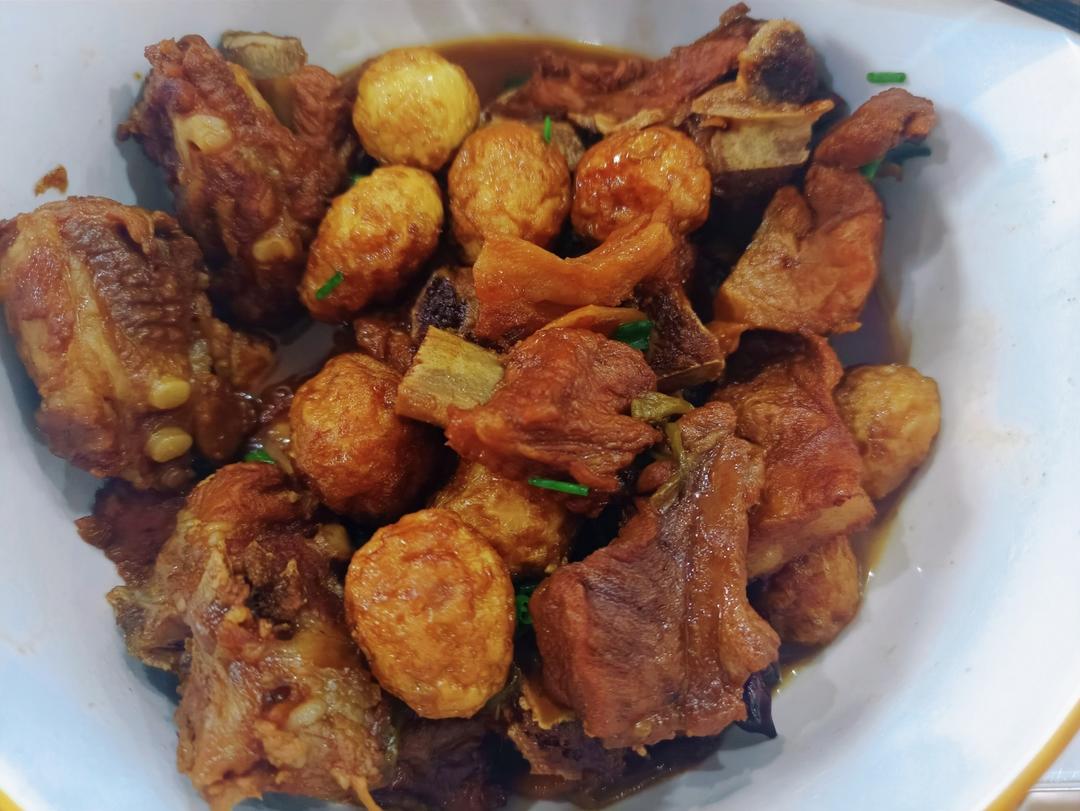 鹌鹑蛋红烧排骨