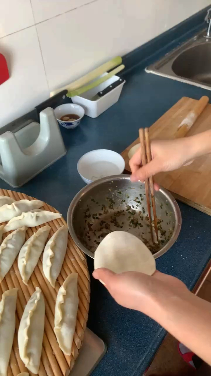 韭菜虾仁肉三鲜锅贴的做法 步骤3