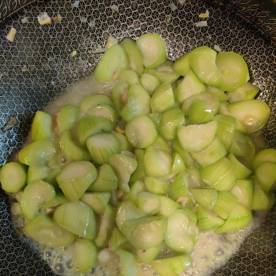 素炒丝瓜|这样做绝了！简单又好吃！