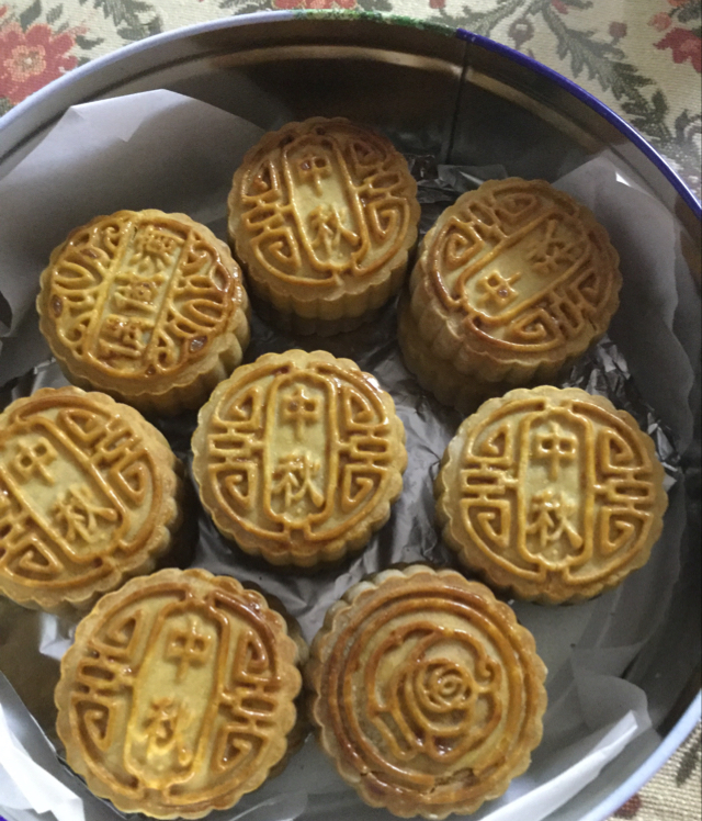 广式月饼－－蛋黄豆沙月饼