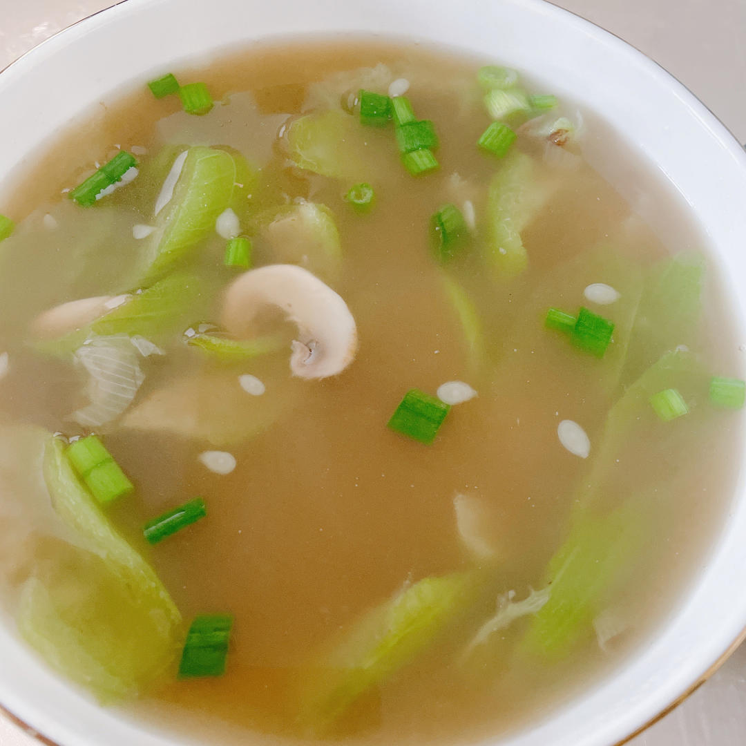 汤鲜味美！适合天热喝的刮油神汤～丝瓜蘑菇汤