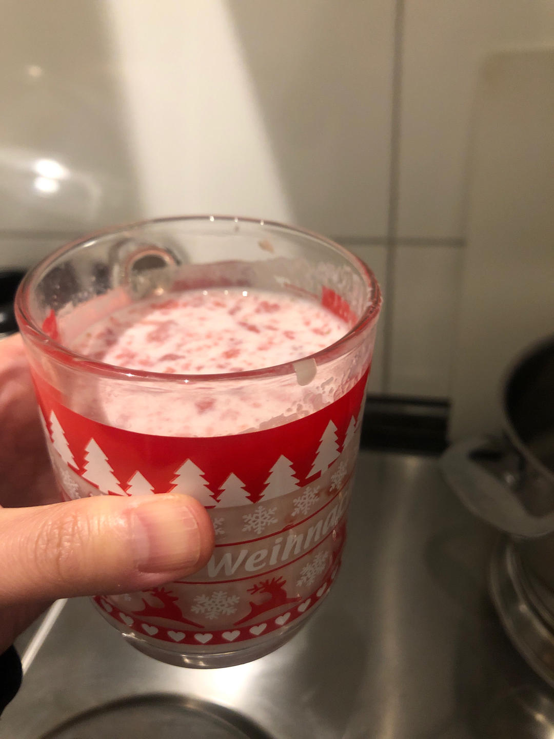 好喝到停不下来!!自制草莓牛乳