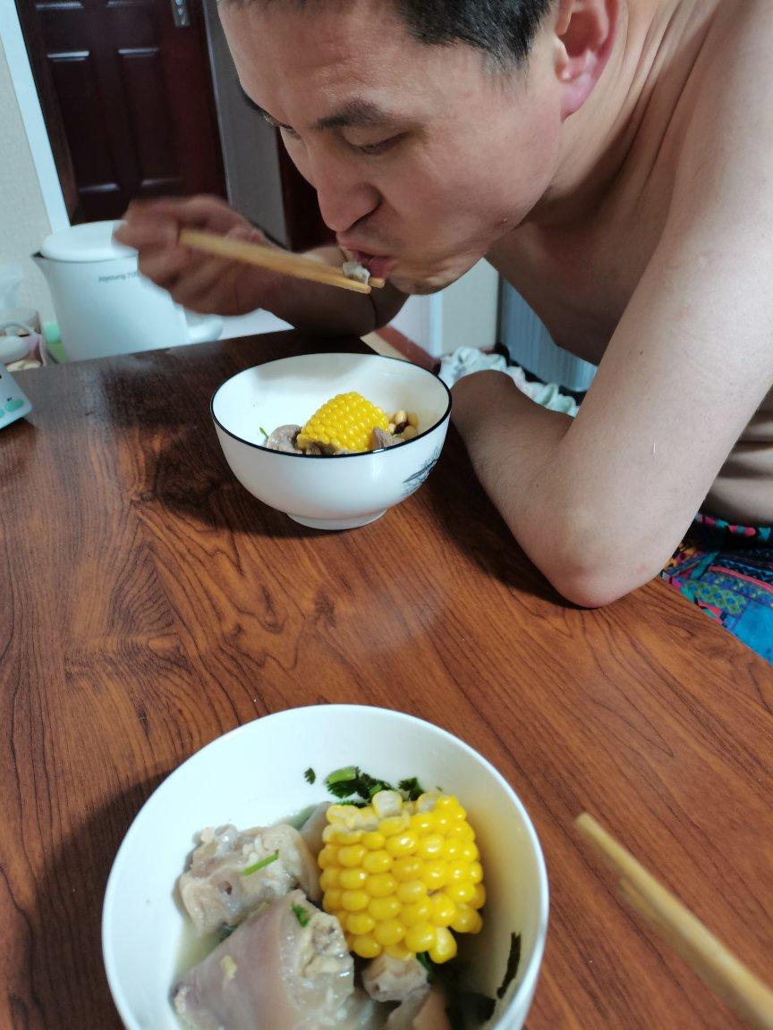 黄豆玉米香菇猪蹄汤