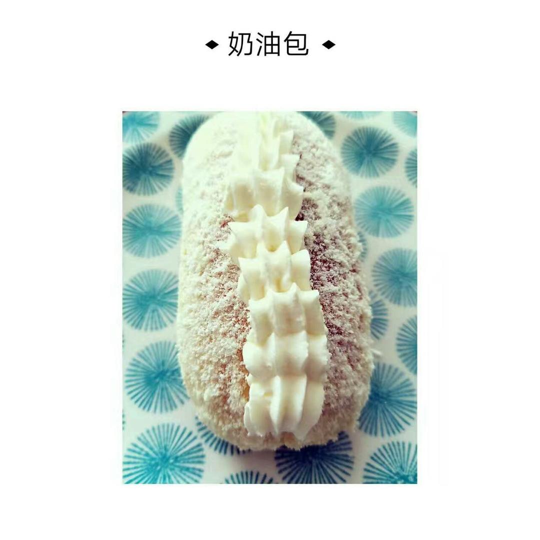 儿时去面包房必买的［椰丝奶油包］