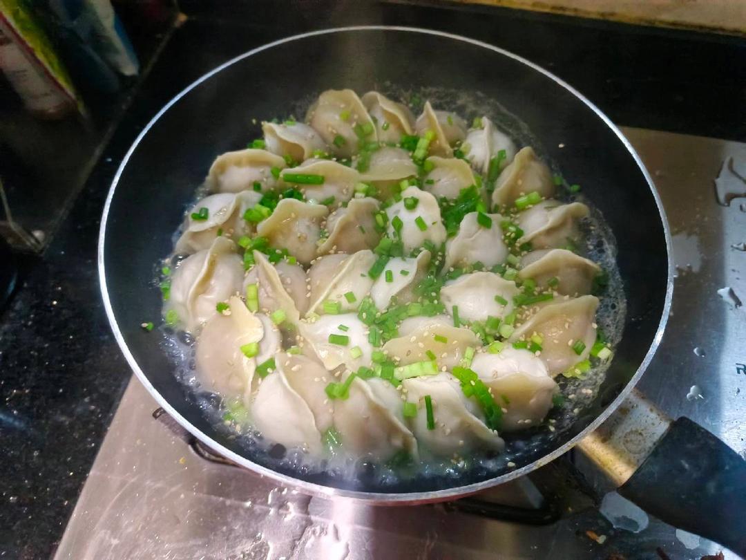 脆皮饺子的做法，不用蒸不用煮，煎一煎焖一焖，个个金黄酥脆
