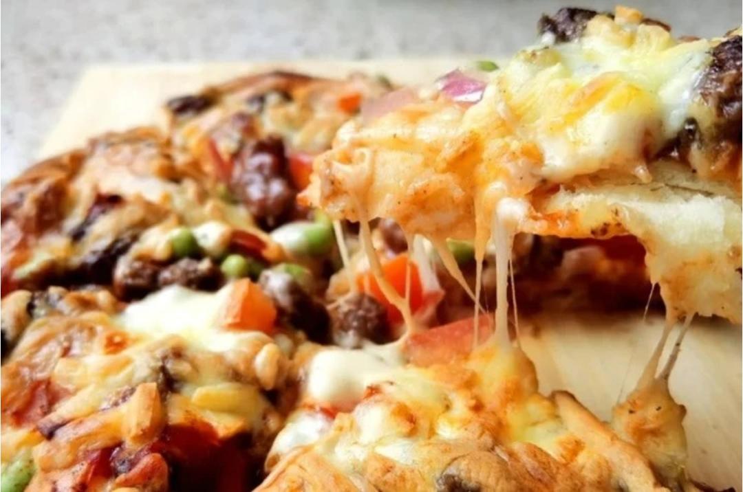 自制披萨饼皮（普通家用面粉版，无黄油可用玉米油代替）