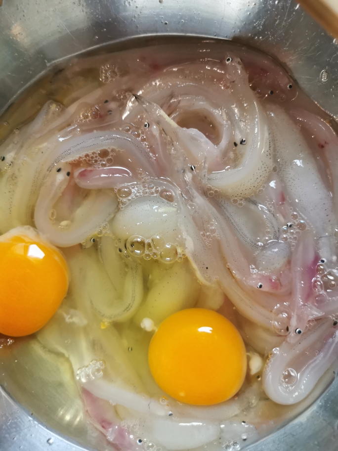 鸡蛋煎面条鱼(银鱼)的做法 步骤2