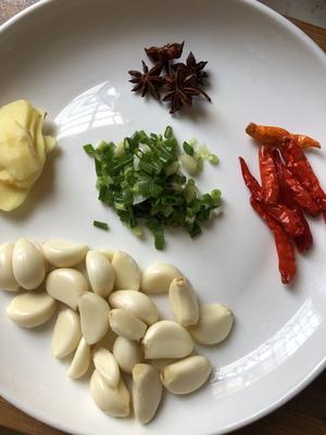 香菇炖土鸡的做法 步骤2