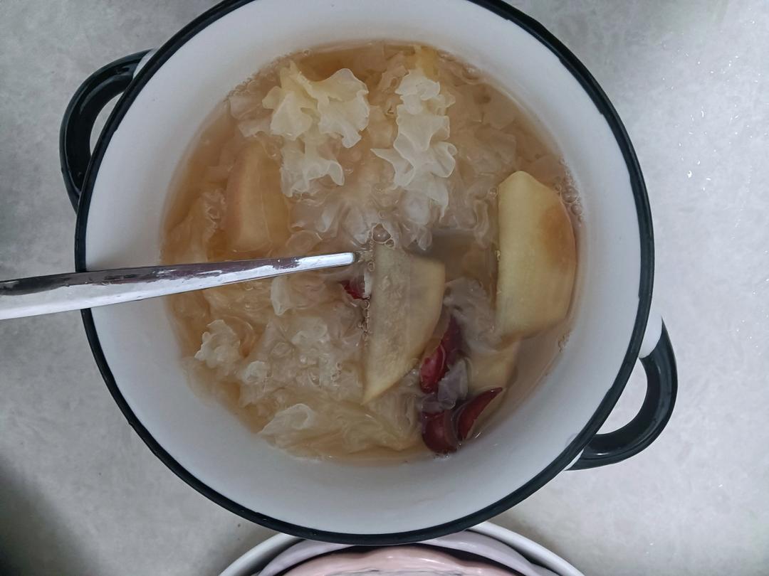 红枣枸杞银耳汤(高压锅)