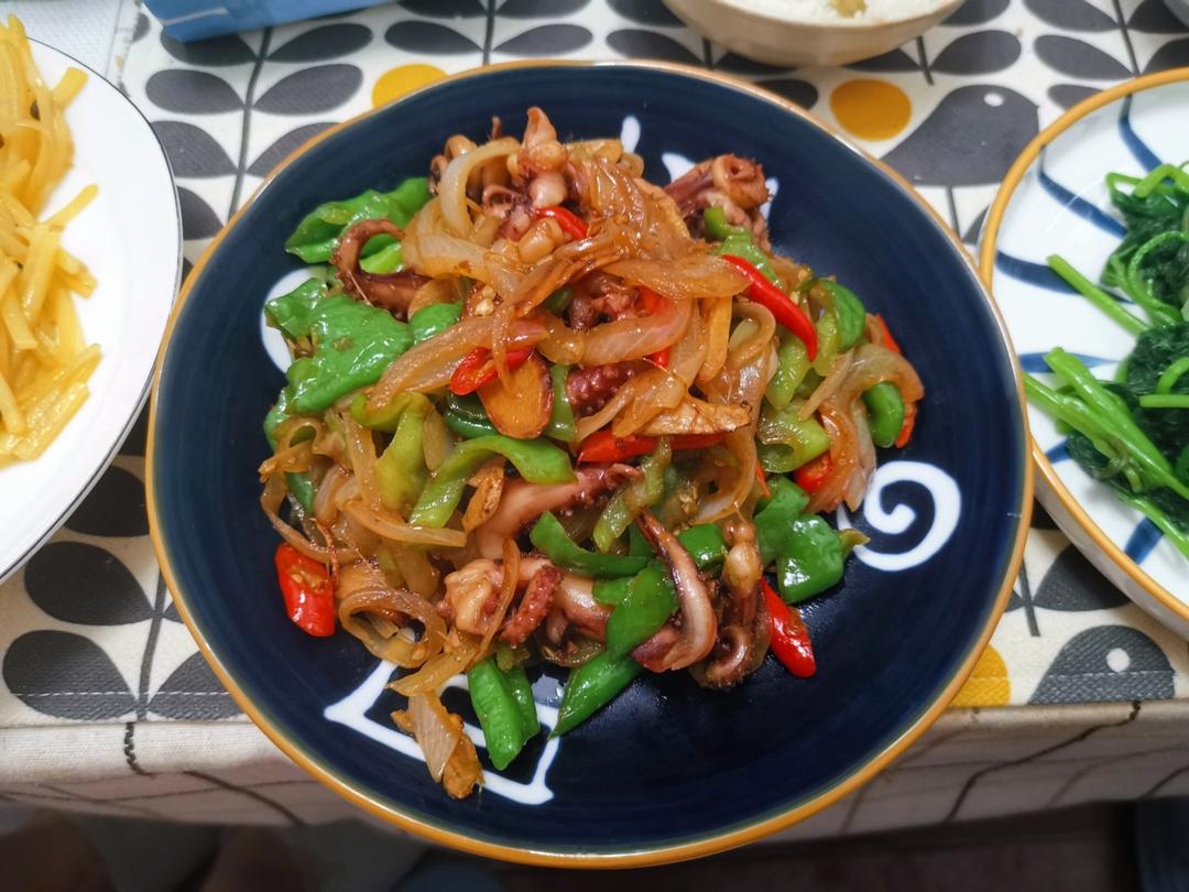 爆炒鱿鱼须，加上这一步，可以与铁板鱿鱼媲美