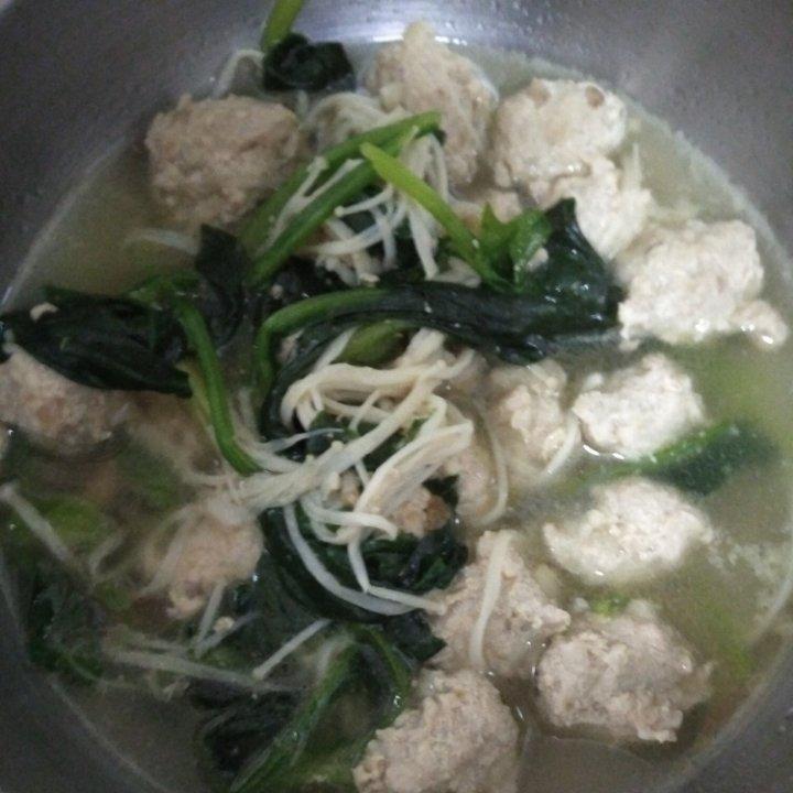 家常菜快手菠菜丸子汤