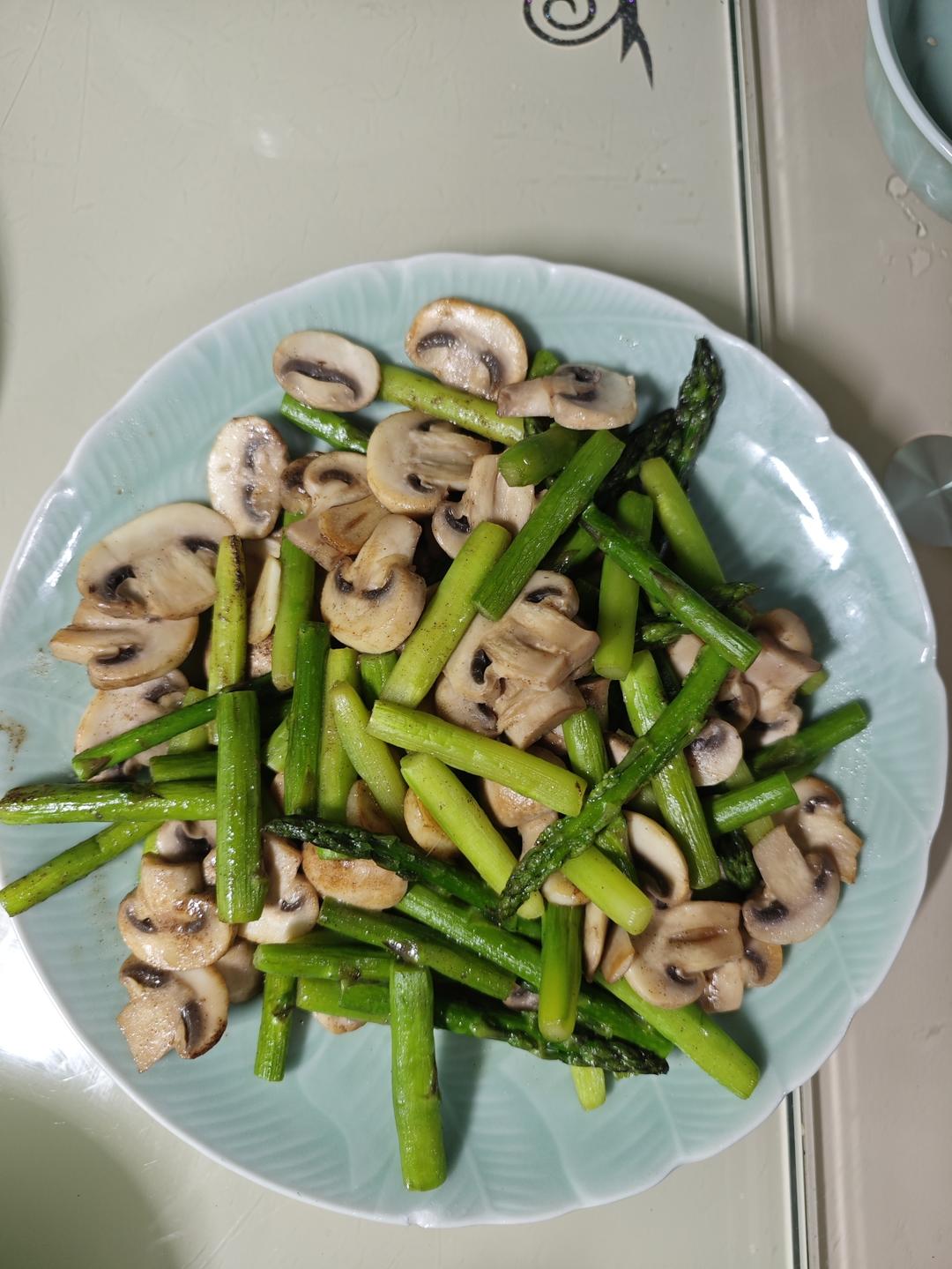 芦笋炒口蘑，口蘑鲜美，芦笋脆嫩。一学就会营养家常菜[味好美香辛时今菜]