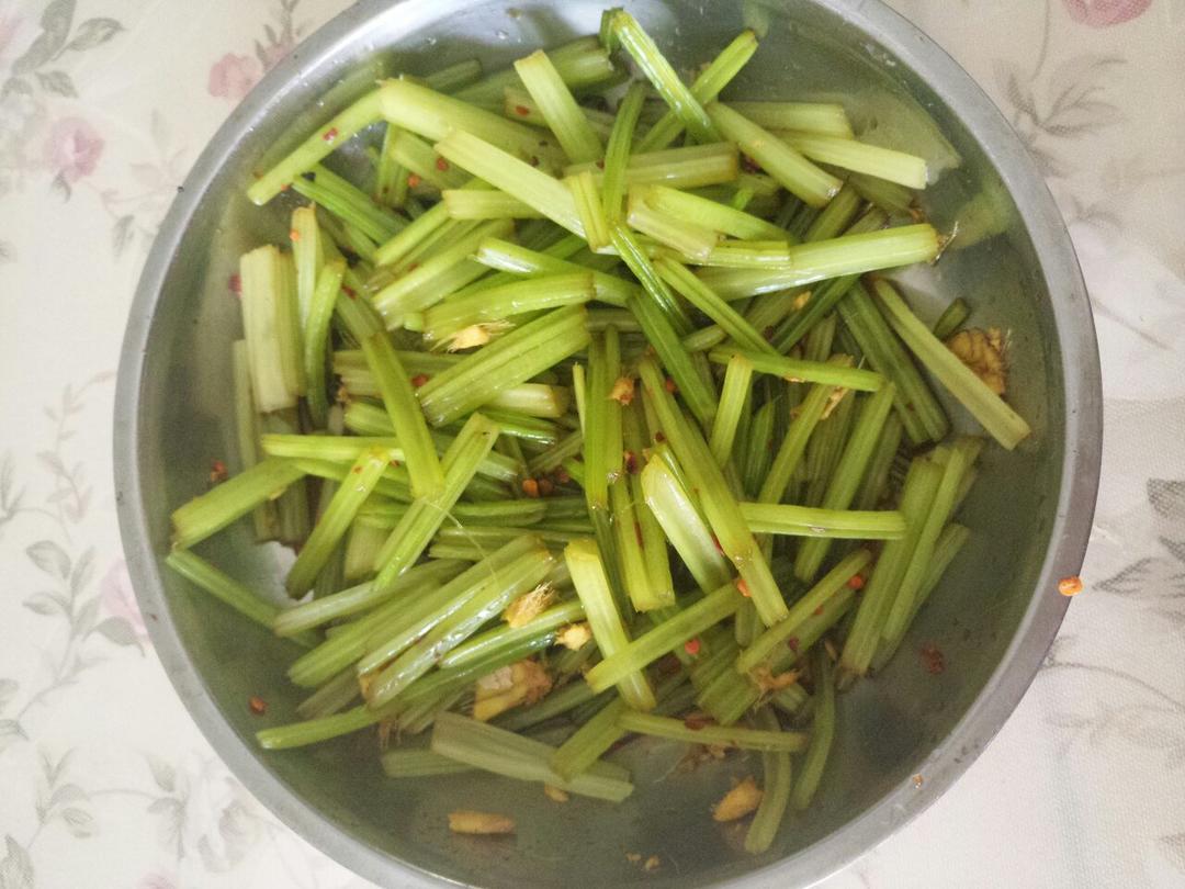 凉拌芹菜（简洁版）