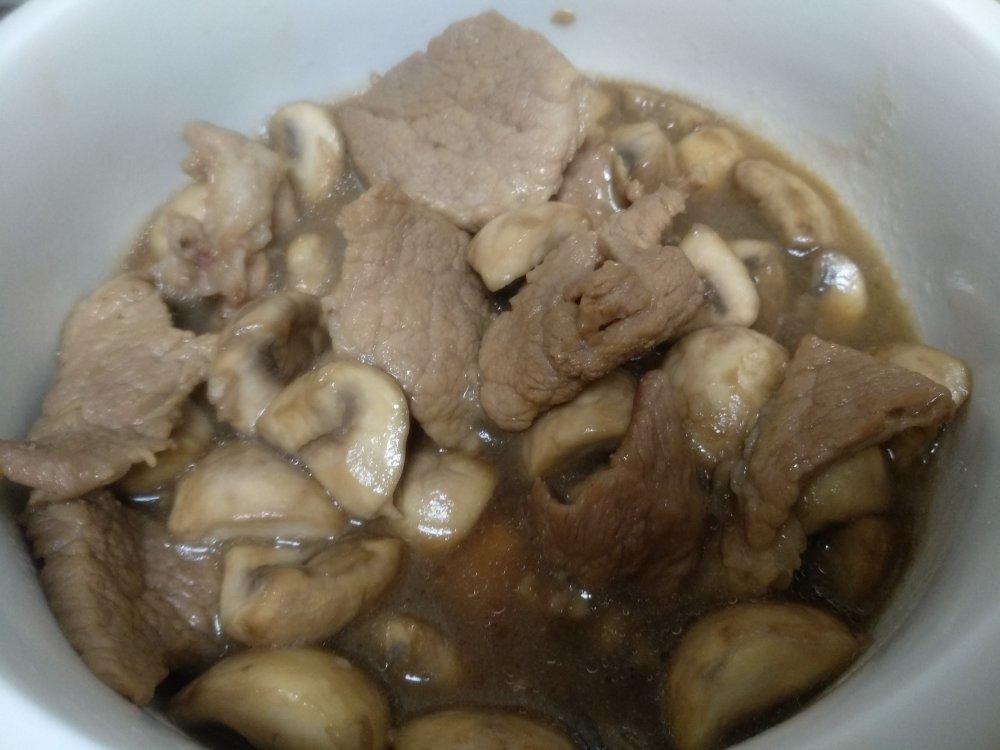 蘑菇炒肉片，五分钟快手菜，色香味俱全！