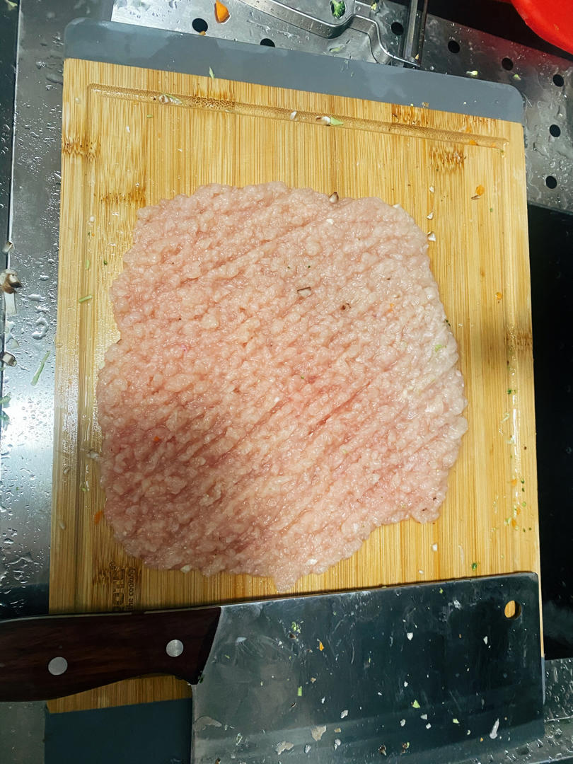 一口能吃到好几种蔬菜的鸡胸肉饼，